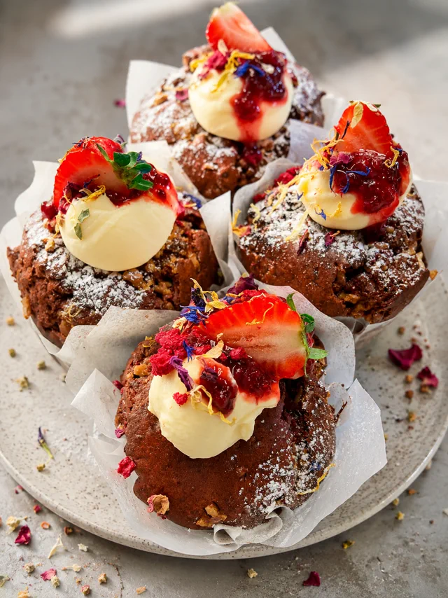 Chocolate muffins with strawberries and cream